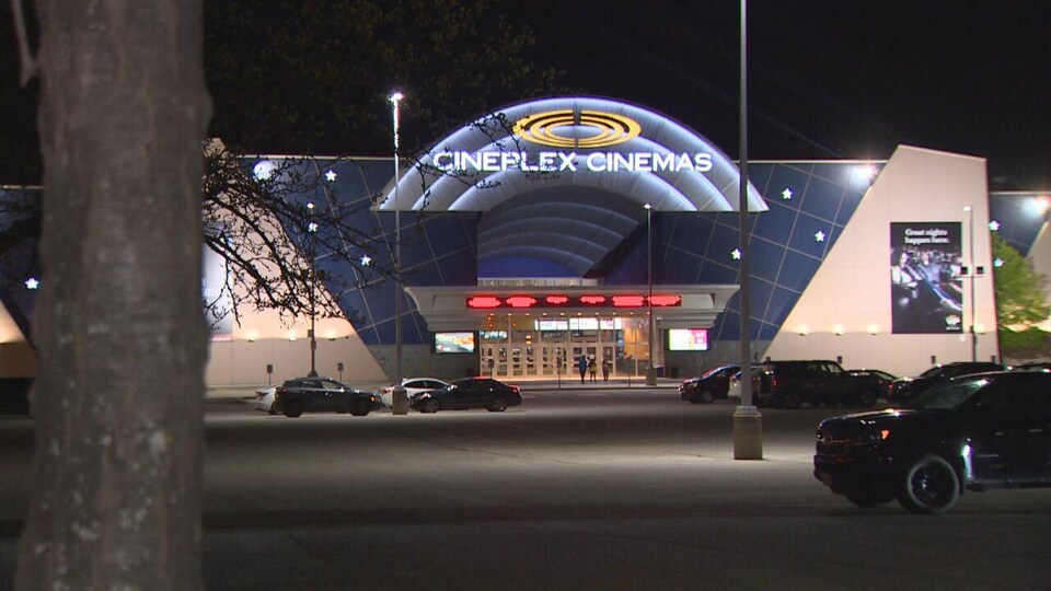 Parking lot outside the cinema where the theft occurred.