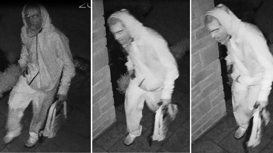 Trois photos de nuit d'un homme portant un chandail avec capuchon et tenant un sac à dos dans une main.