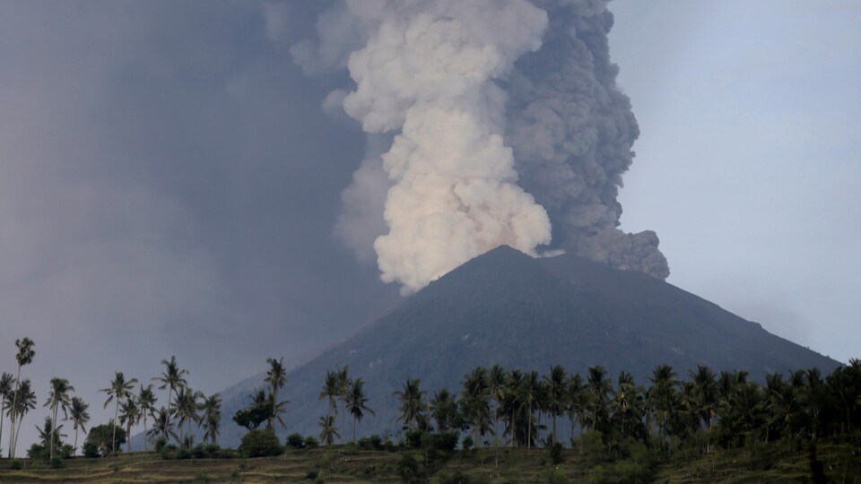 Le volcan  Agung  crache ses cendres  Bali  L heure du monde