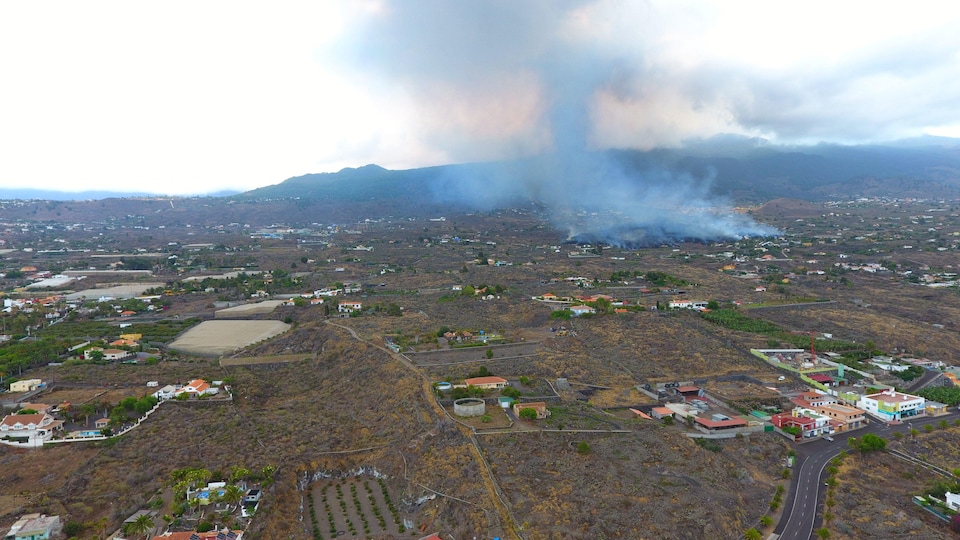 Une vue aérienne de la fumée dégagée par une coulée de lave crachée par un volcan sur l'île de La Palma.