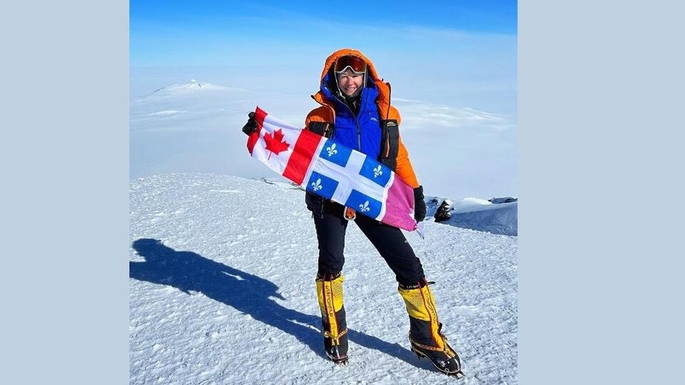 Marie-Pier Desharnais avec un drapeau au somment de Sidley.