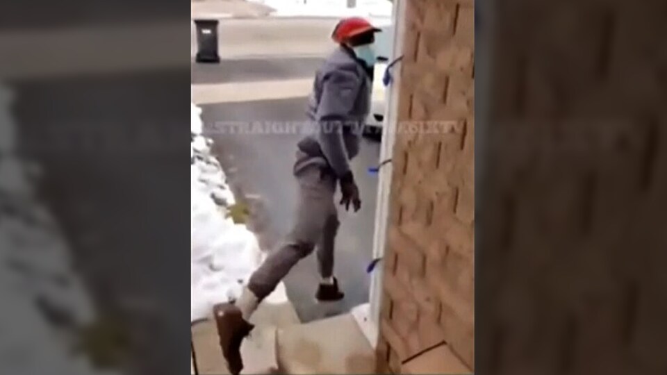 Le présumé voleur s'enfuit après avoir été surpris sur le perron d'une maison en train, selon son propriétaire, de vouloir voler un colis.