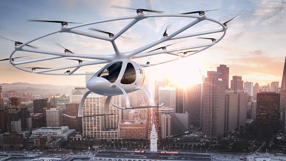 Un volocopter muni de 18 petites turbines survol le centre-ville de San Francisco, dans une projection de l'entreprise allemande que le fabrique.