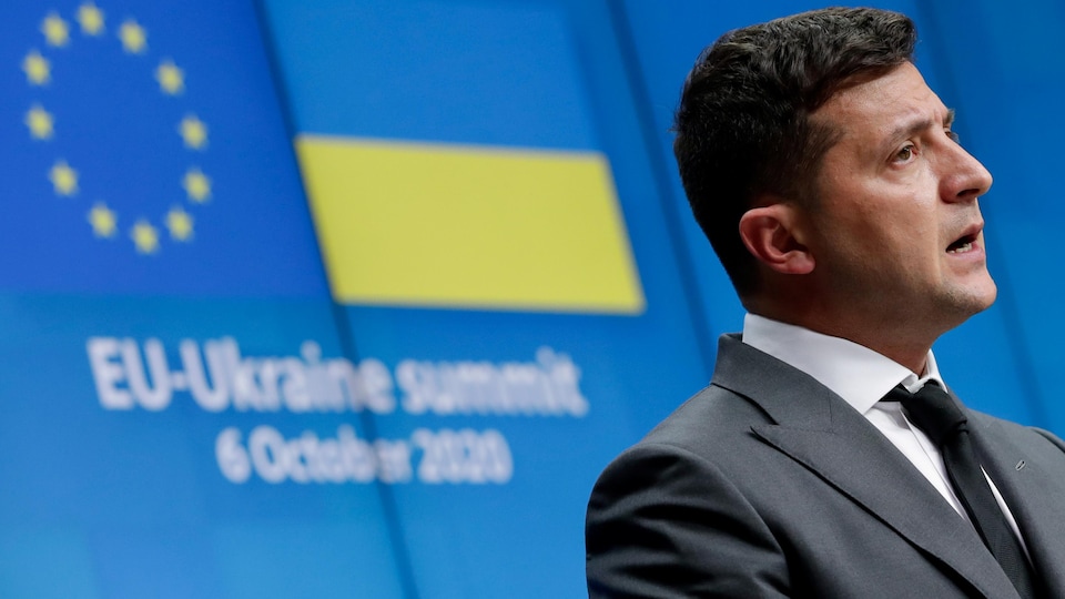 Volodymyr Zelensky habla en la cumbre de la Unión Europea.