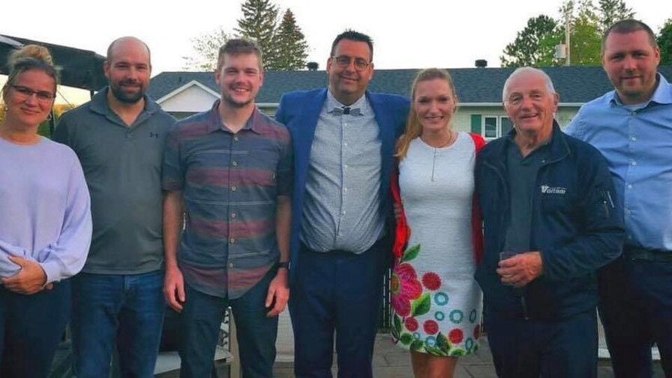 Sept membres de l'équipe de Voltam.