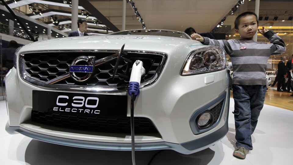 Un modèle de voiture électrique de marque Volvo.