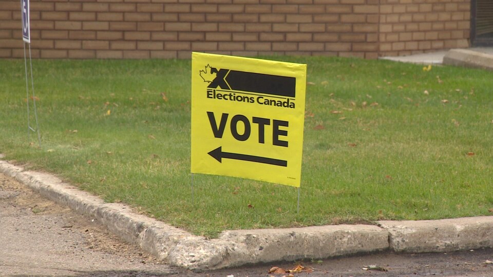 Une pancarte jaune d'Élections Canada.