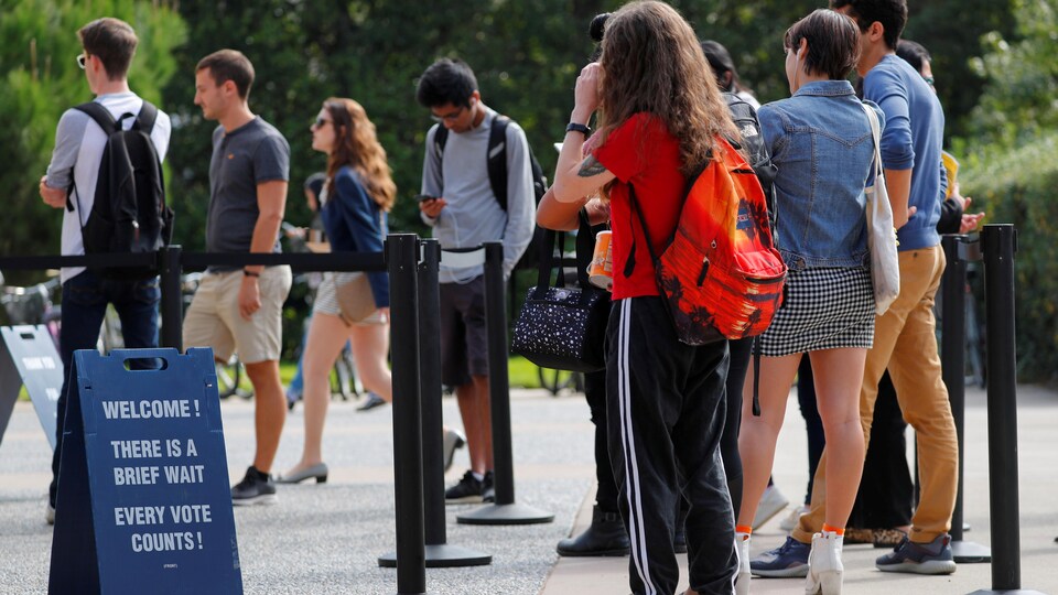 Des étudiants font la file pour voter par anticipation à un bureau de vote établi à l'Université d'Irvine, en Californie.