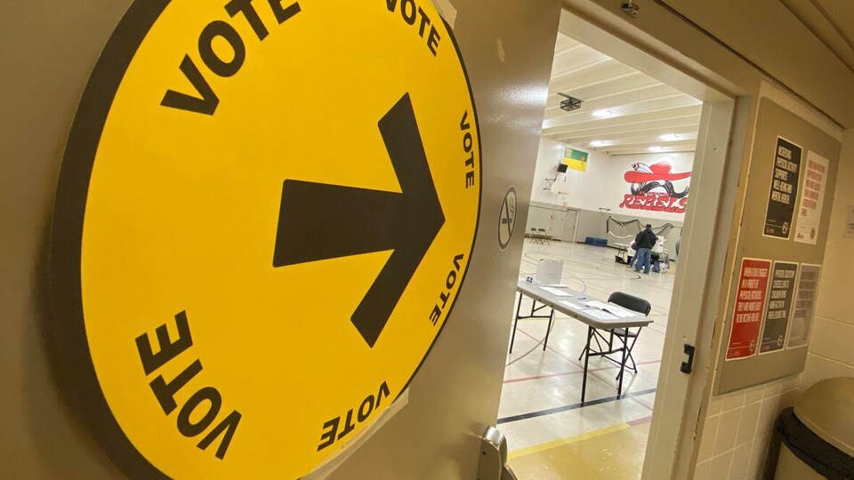 Entrée d'un bureau de vote à Regina.
