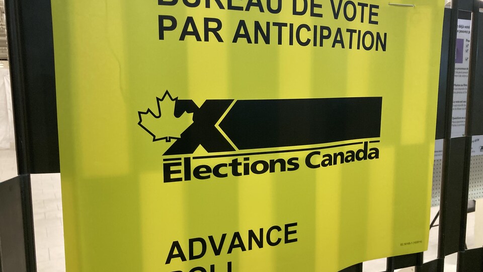 Une affiche indique l'entrée d'un bureau de vote par anticipation.