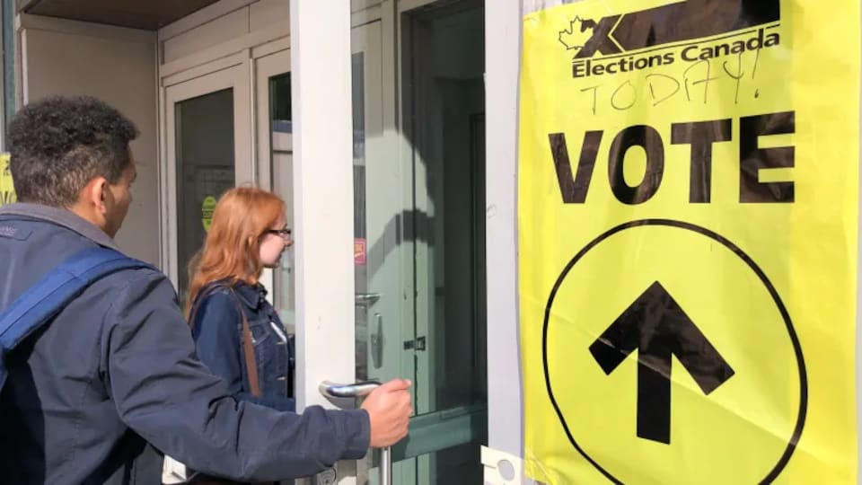 Des étudiants entrent dans un établissement.