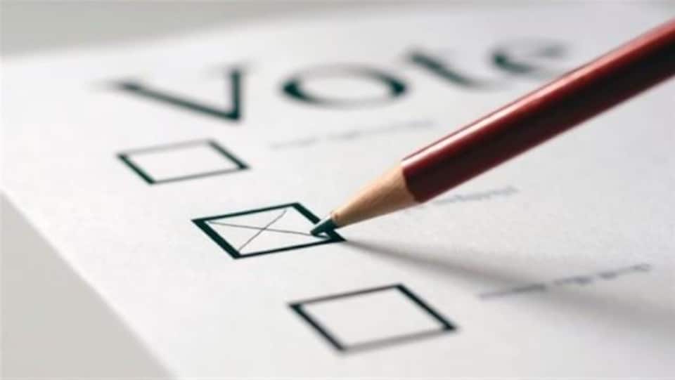 Feuille d'un bulletin de vote avec la mine d'un crayon avec lequel on vient de cocher une case.