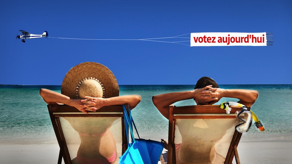 Deux personnes sont assises dans des chaises longues sur une plage et elles regardent passer un avion qui traîne une banderole sur laquelle il est écrit « votez aujourd'hui ».