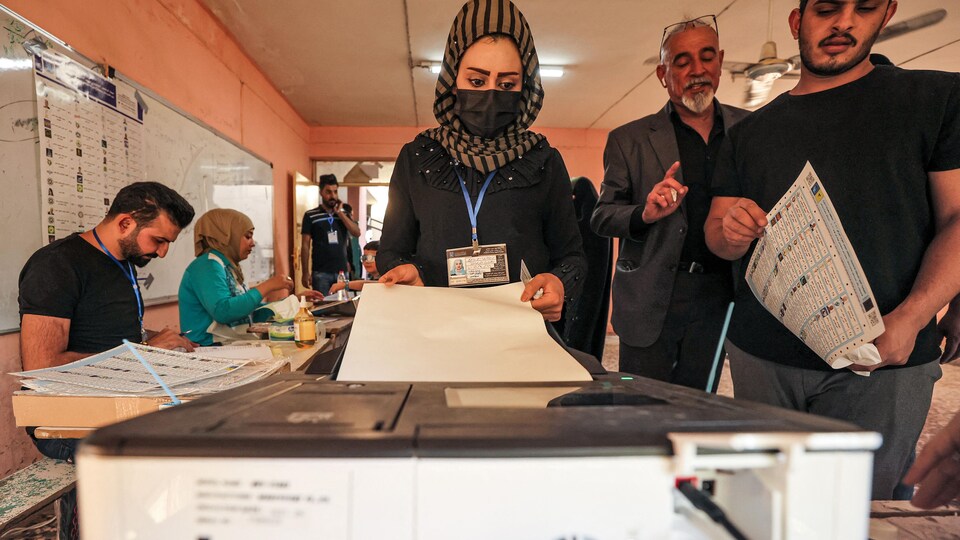 Une femme dans un bureau de vote.