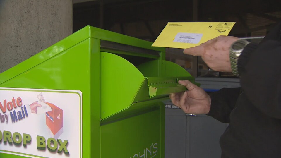 Un électeur dépose son bulletin de vote spécial.