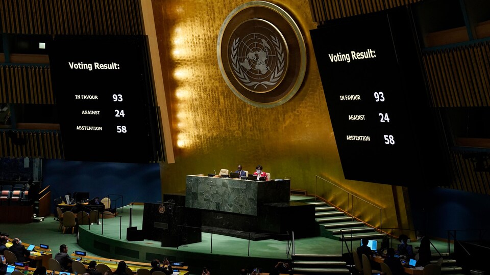 Un tableau indique les résultats du vote à l'ONU : 93 pour, 24 contre, 58 abstentions.