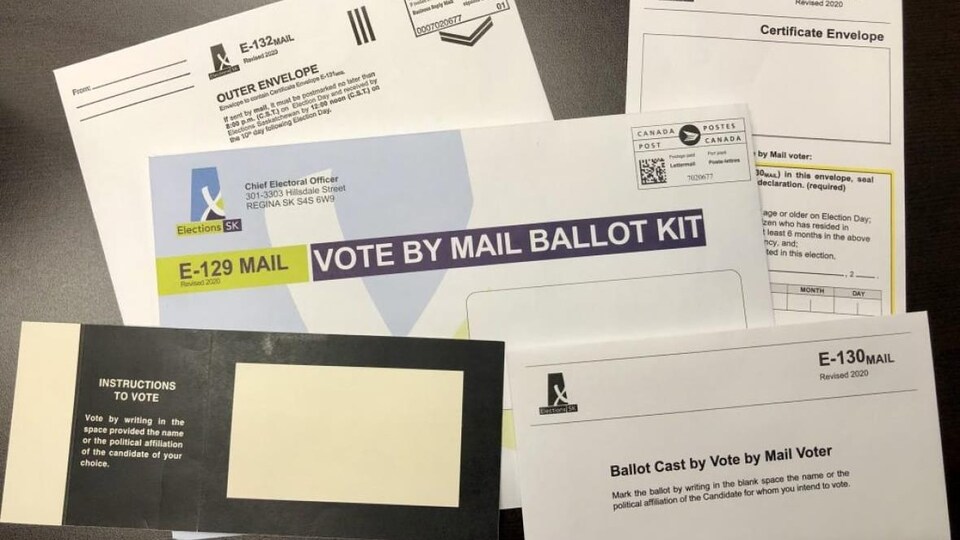 Une trousse de bulletin de vote par correspondance.