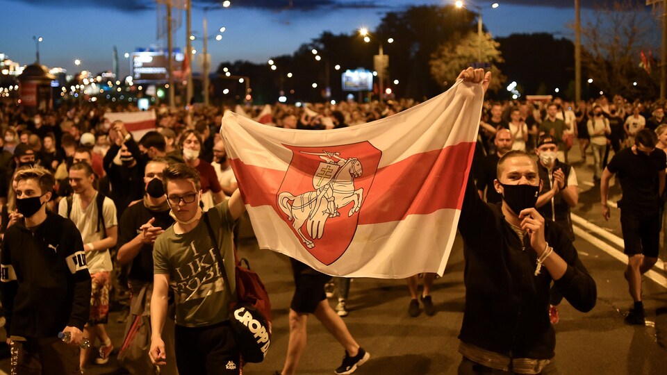 Des manifestants masqués à Minsk.