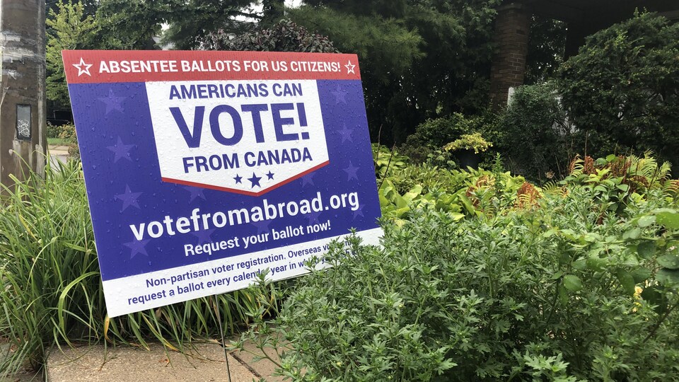 Une pancarte où on lit : « Les Américains peuvent voter au Canada ».