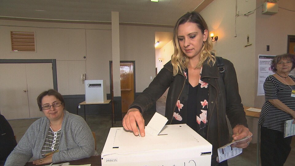 Ruth Ellen Brosseau dépose son bulletin de vote dans l'urne