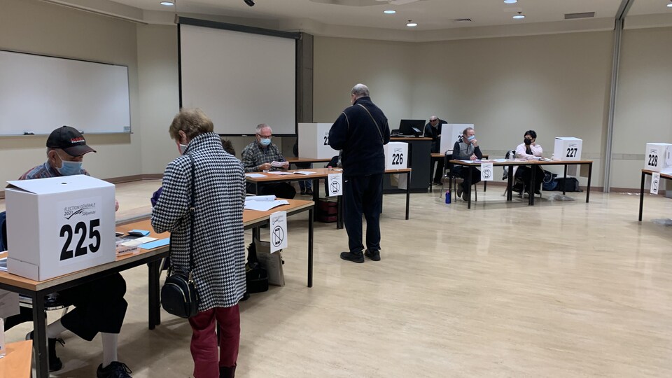 Des citoyens votent dans le cadre des élections municipales.