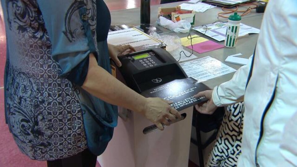 Une personne exerce son droit de vote