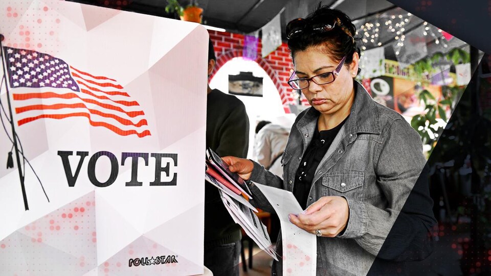 Une Américaine vote lors des élections présidentielles.