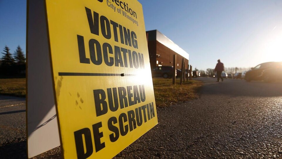 Un panneau indiquant un bureau de vote.
