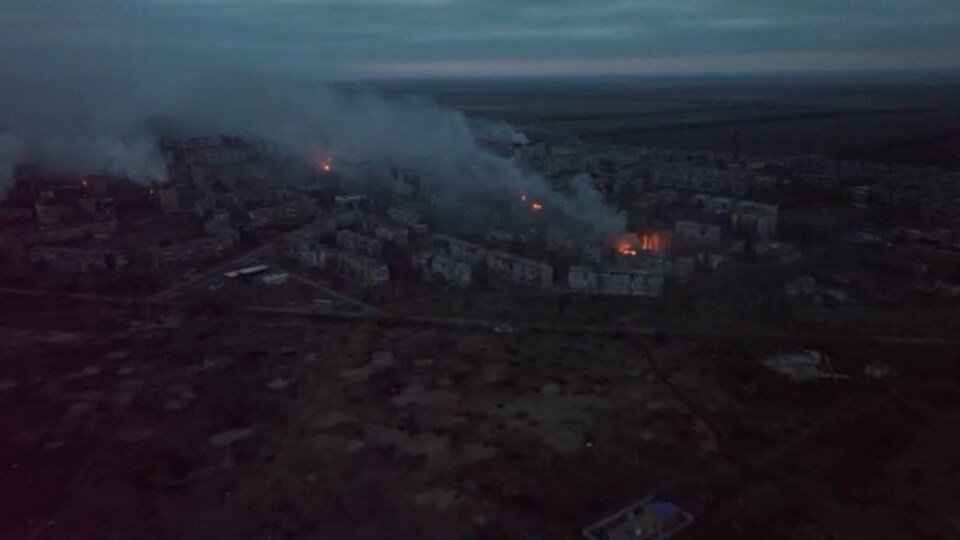 Vue aérienne des incendies et de la fumée au-dessus de la ville au moment où l'attaque de la Russie contre l'Ukraine se poursuit à Vougledar, dans la région de Donetsk.
