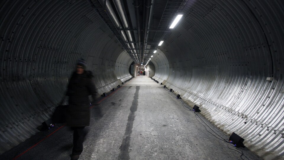 Une femme marche dans le tunnel de la voûte.