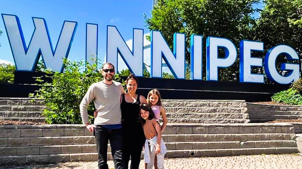 Une famille qui pose sur une place à Winnipeg.