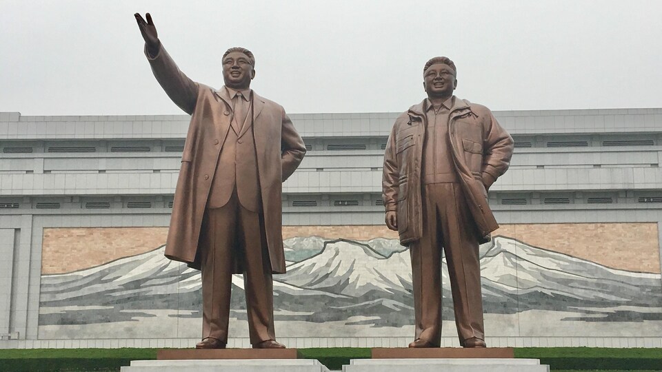 Les statues recouvertes de bronze des deux anciens leaders de la Corée du Nord