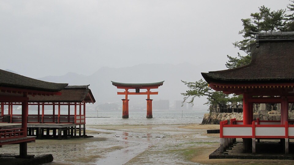 Un portail flottant sur l'île de Miyajima, au Japon