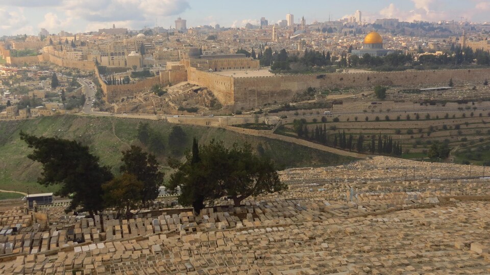 Le cimetière juif de Jérusalem, la ville de Jérusalem et le dôme du Rocher.