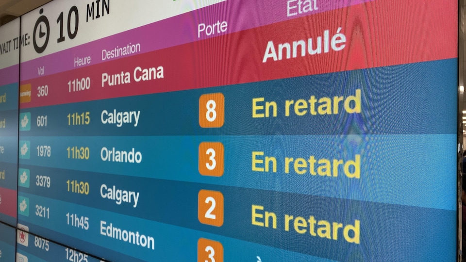 Un écran qui indique l'annulation des vols à l'aéroport de Saskatoon.