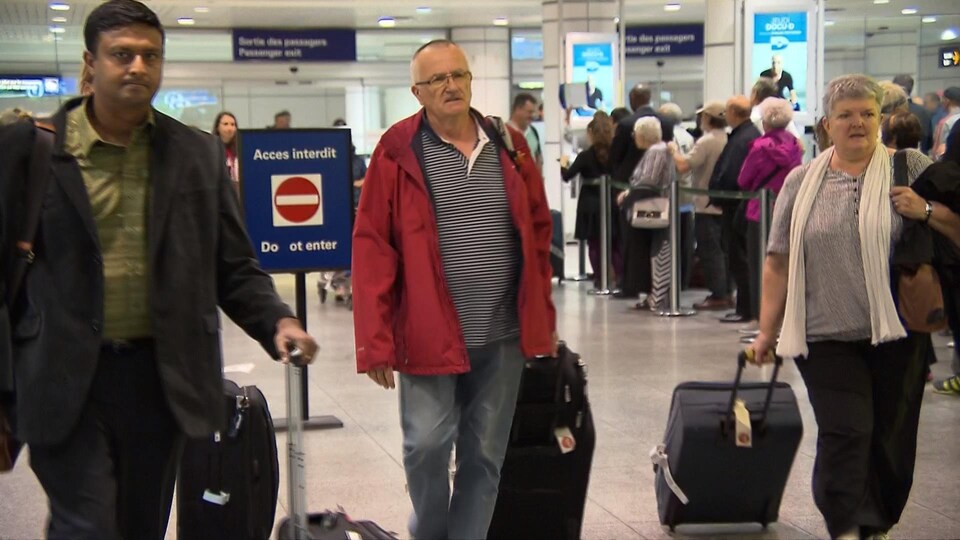 Des voyageurs en provenance des Caraïbes arrivent à l'aéroport Montréal-Trudeau.