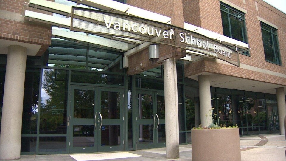 L'entrée de l'édifice qui abrite les bureaux de la Commission scolaire de Vancouver.
