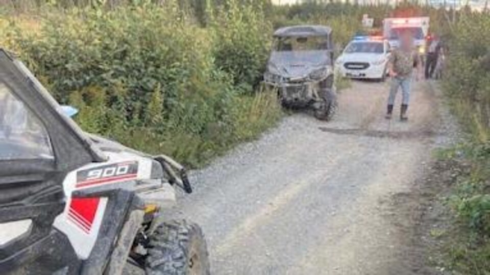 Deux VTT dans un chemin de terre. La police est sur place.
