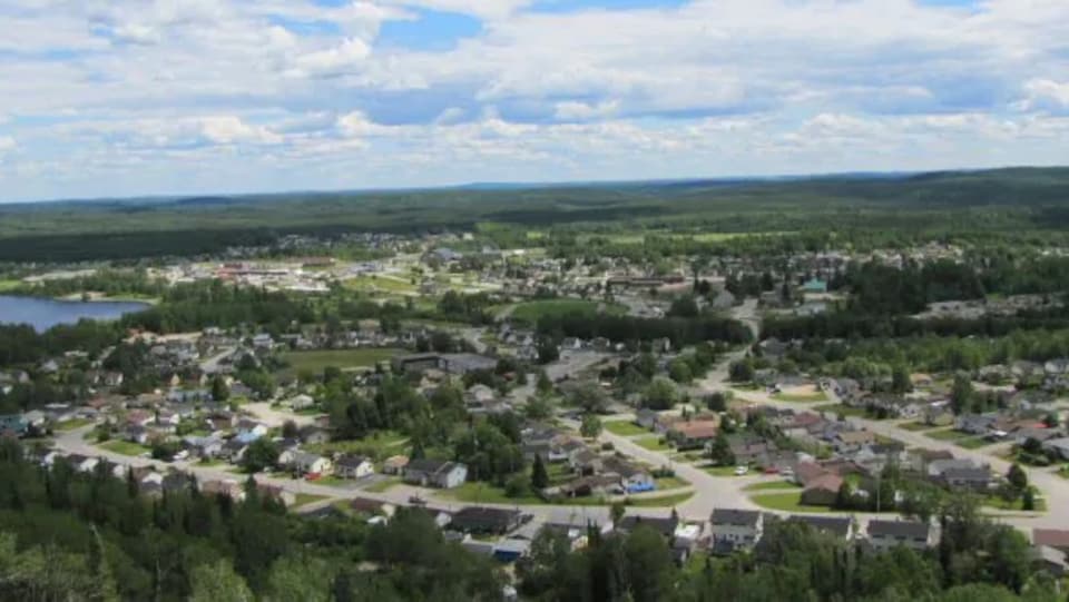 Une vue aérienne d'une petite municipalité.