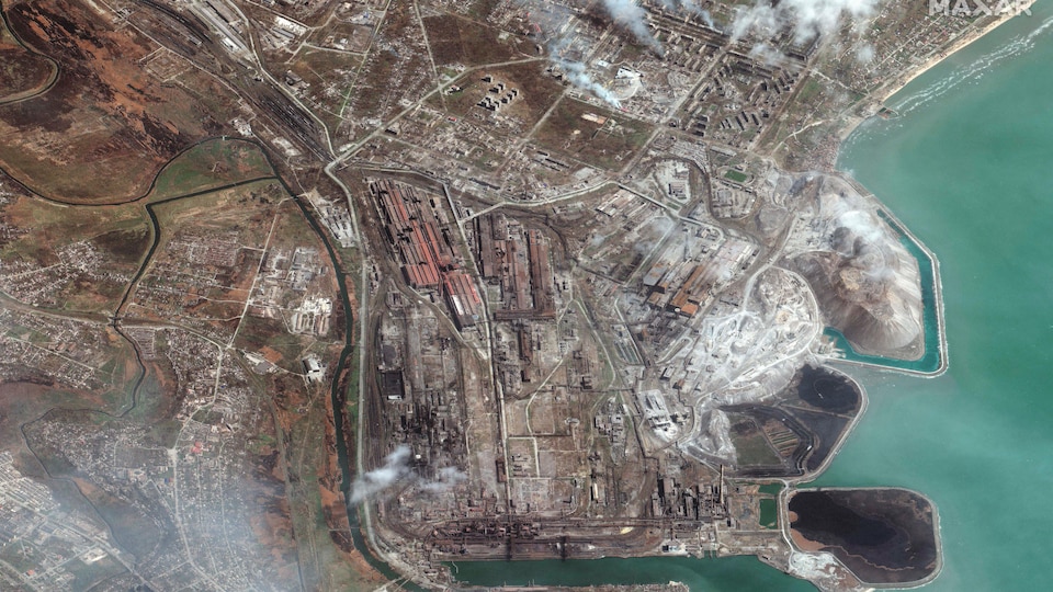 Image satellitaire d'un complexe industriel près de la mer. 