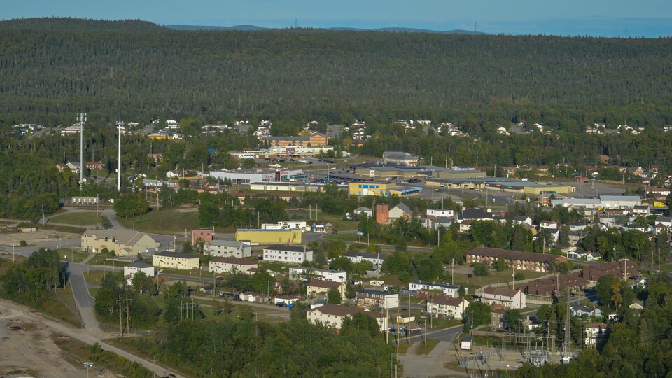 Une vue aérienne d'une petite ville.