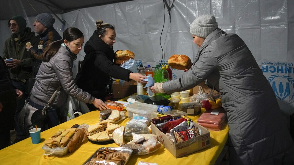 Une distribution de nourriture dans une tente des Nations unies dans la ville de Vychhorod.