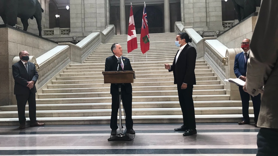 Le chef du Nouveau Parti démocratique sermonne le nouveau ministre de la Réconciliation avec les Autochtones et du Nord du Manitoba, Alan Lagimodiere, lors de sa prise de poste le 15 juillet 2021.