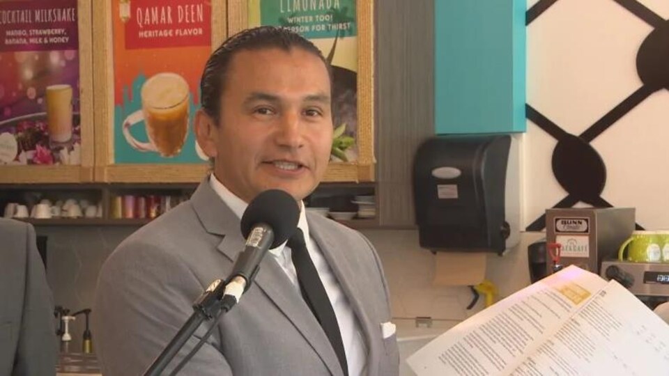 Wab Kinew au micro.