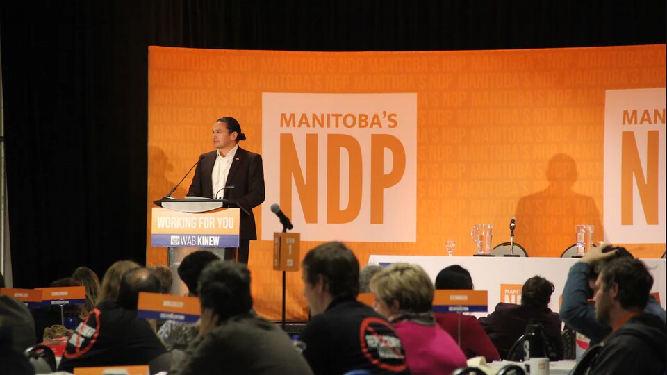 Le chef du NPD du Manitoba Wab Kinew parle au podium lors du congrès annuel du parti, à Winnipeg. 