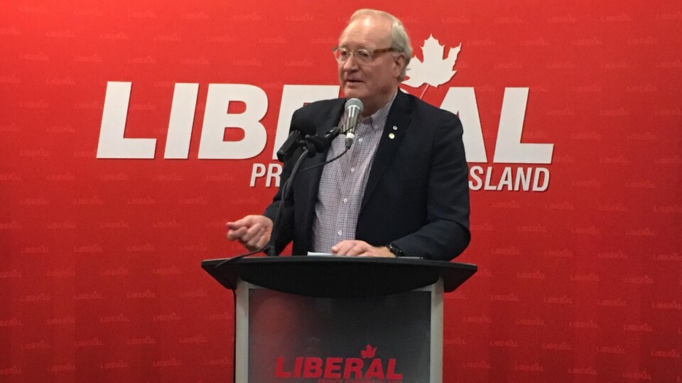 Wade MacLauchlan au lutrin.