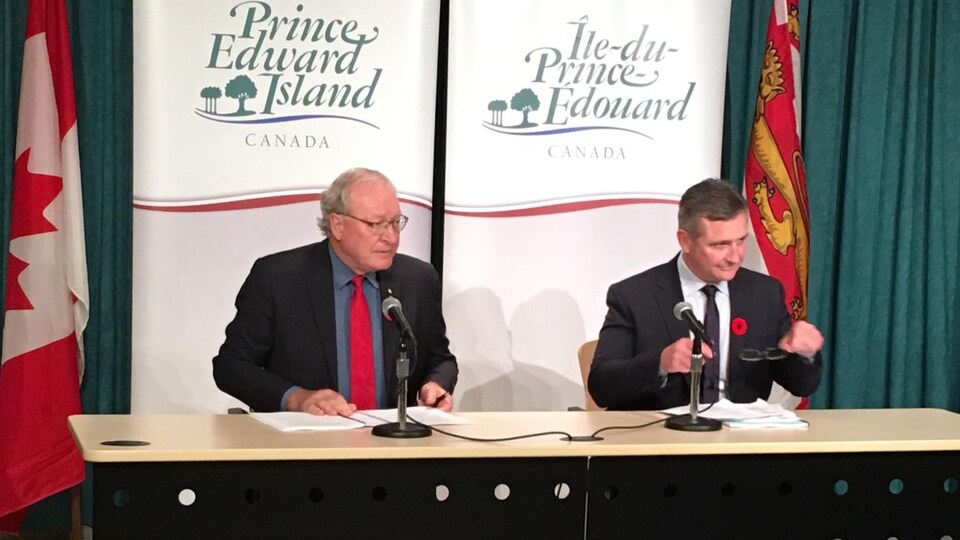 Le premier ministre de l'Île-du-Prince-Édouard, Wade MacLauchlan, et le ministre des Finances, Heath MacDonald.