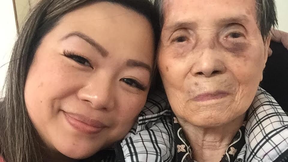 Une femme et sa grand-mère sourient à la caméra.