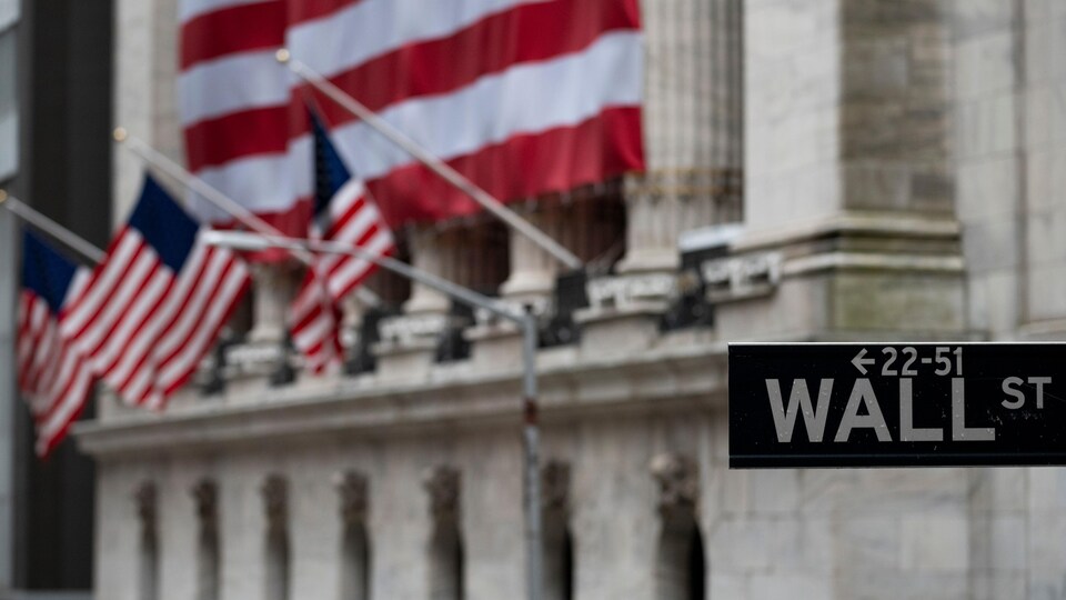 Un panneau de signalisation indiquant « Wall Street » devant la Bourse de New York.