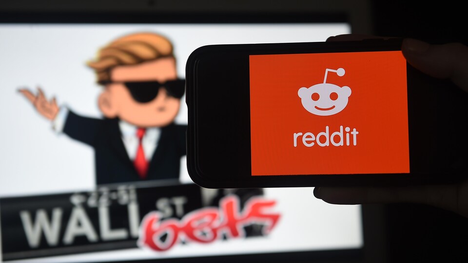 On voit le logo du forum WallStreetBets sur un écran et, en superposition, un utilisateur tient un téléphone intelligent sur lequel on voit le logo de Reddit.